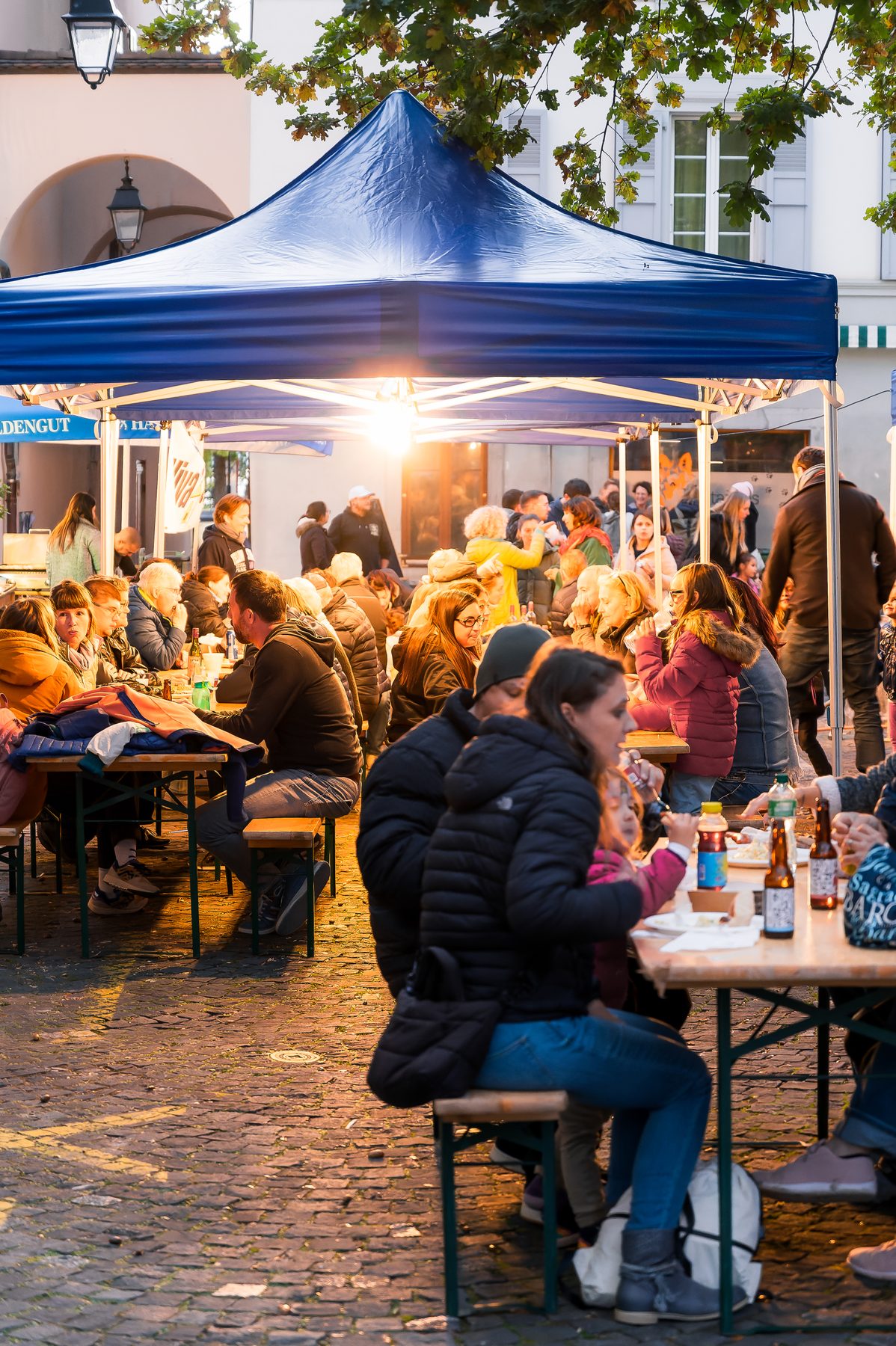 Des tables et des habitants réunis dans la Grand’Rue