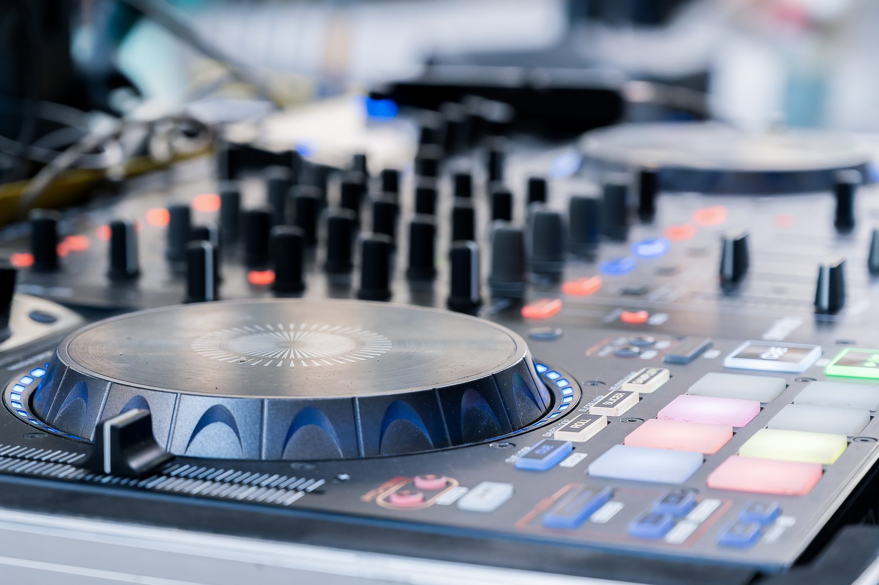 Une platine de DJ pendant un événement Viva-Cité à Villeneuve