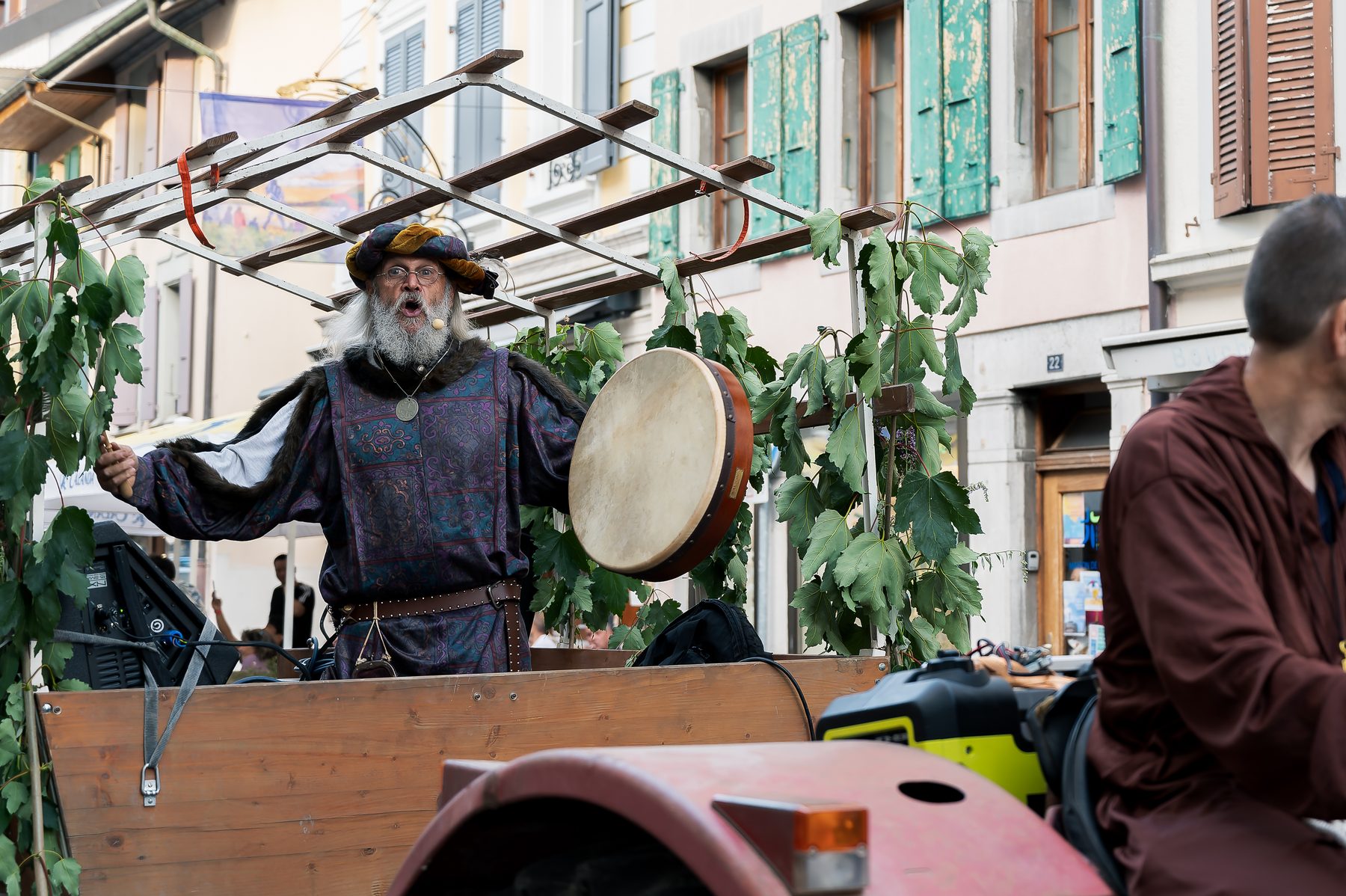 Un artiste joue du tambour dans la Grand’Rue pendant le First Friday