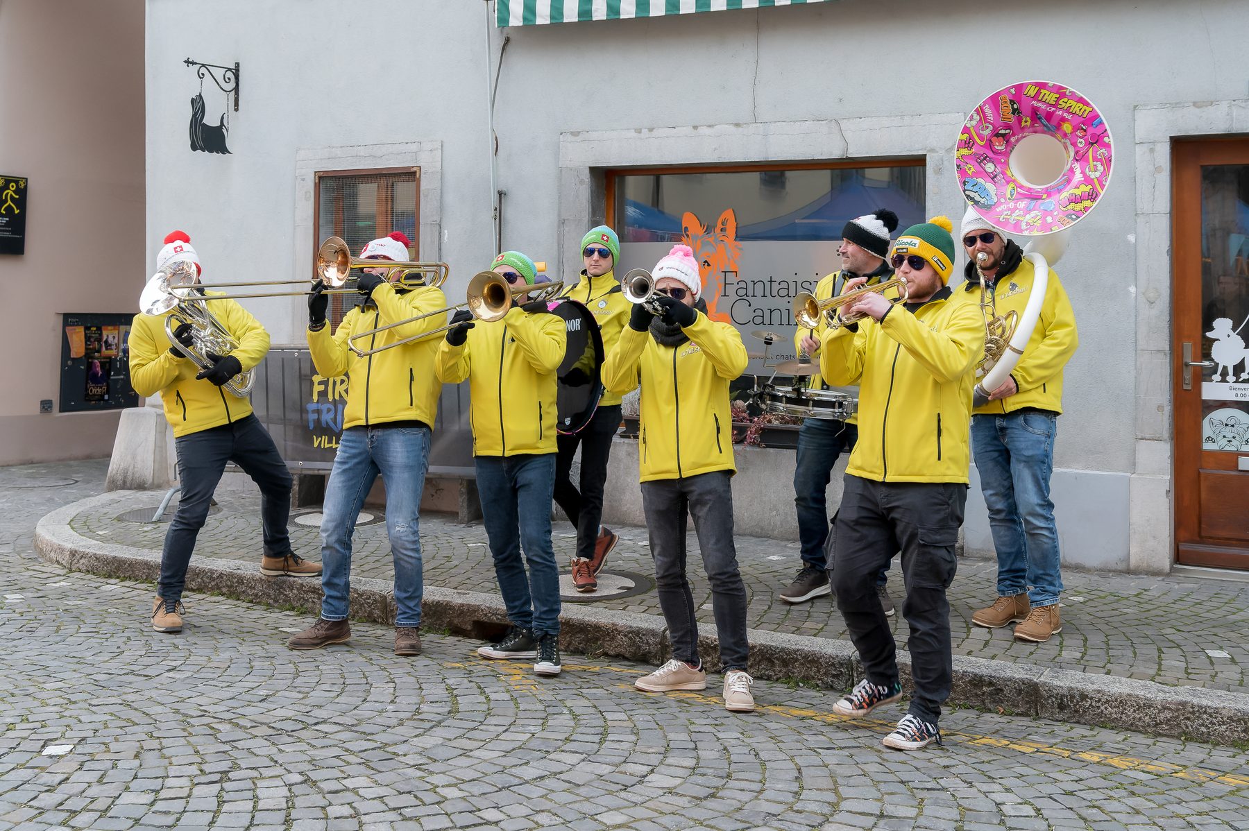 Une fanfare en jaune joue dans la Grand’Rue pendant le Carnaval