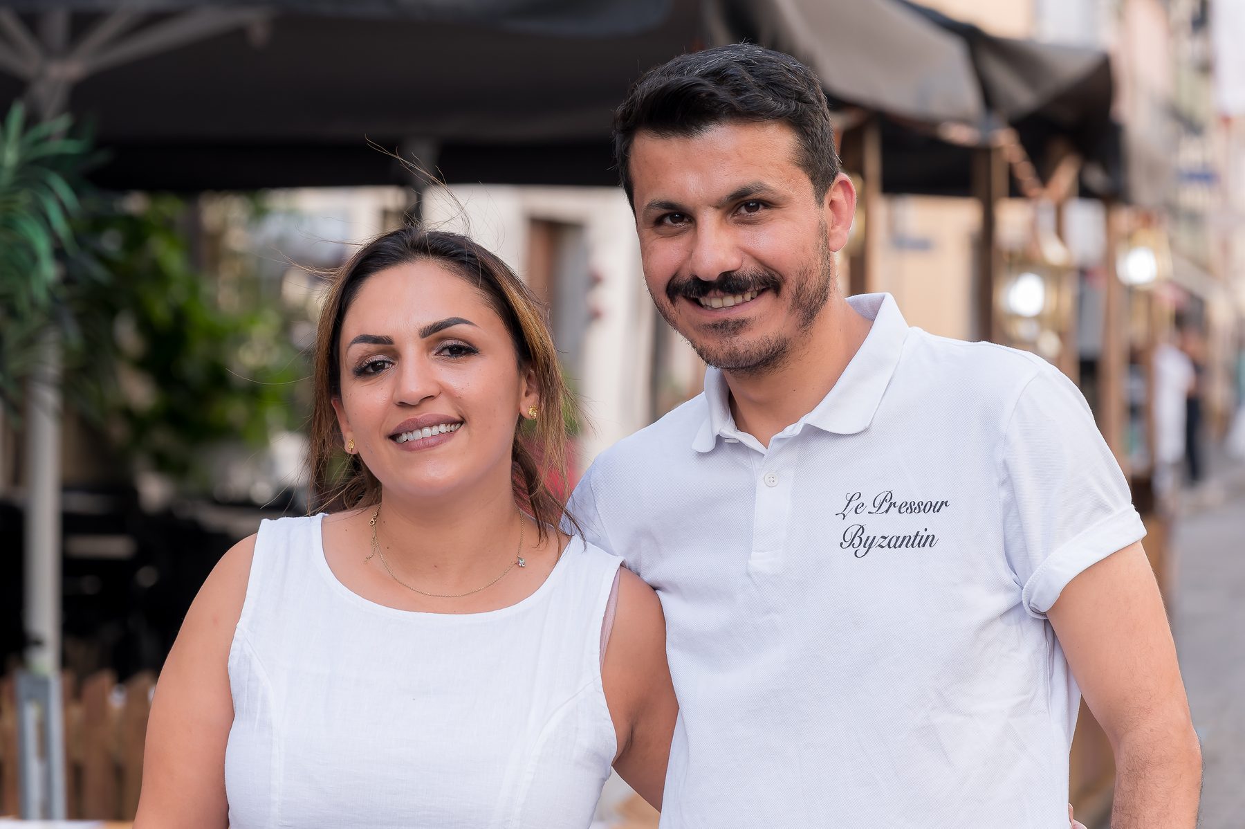 Deux commerçants posent devant leur stand pendant le First Friday