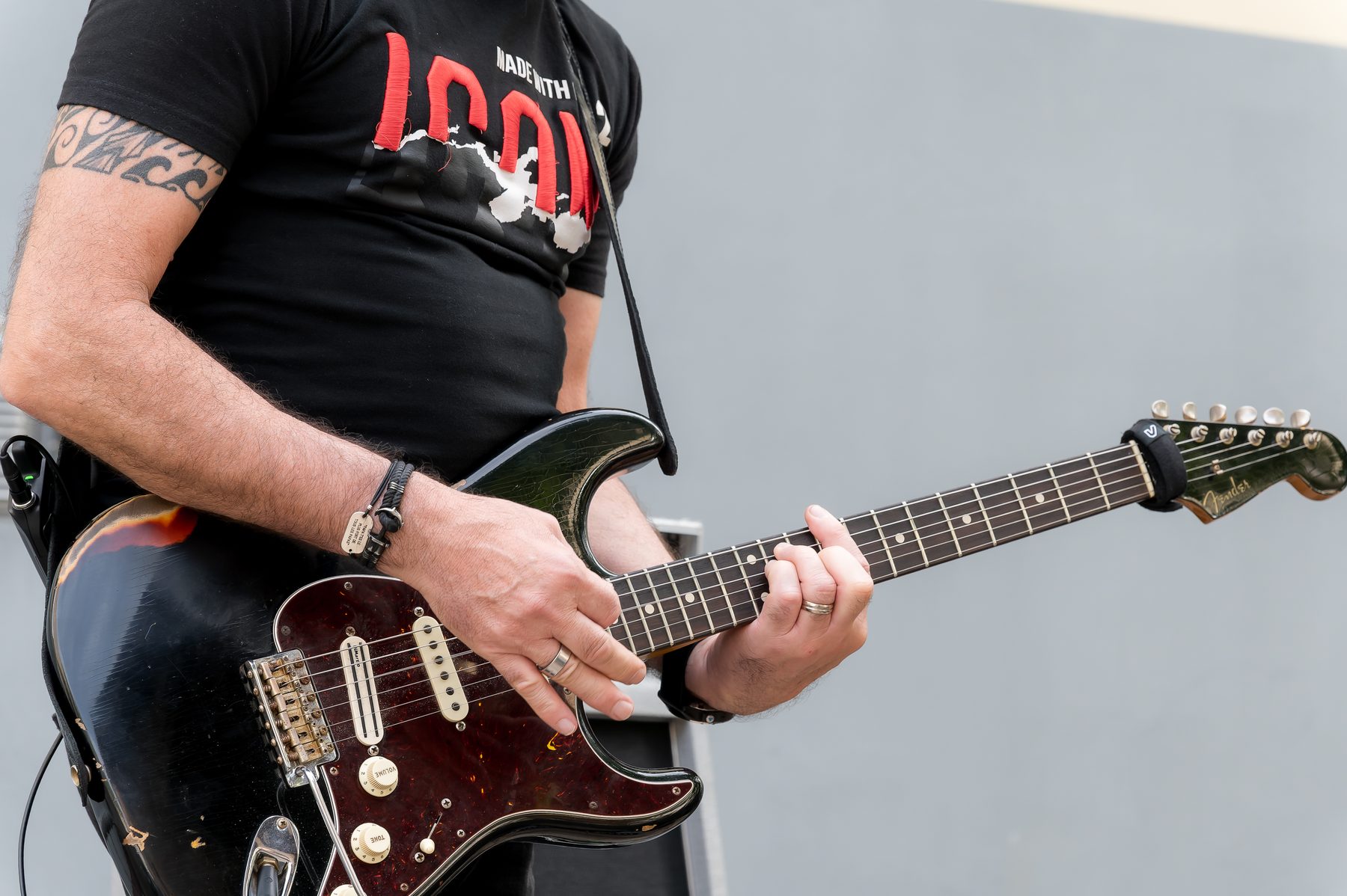 Un musicien joue de la guitare à Villeneuve