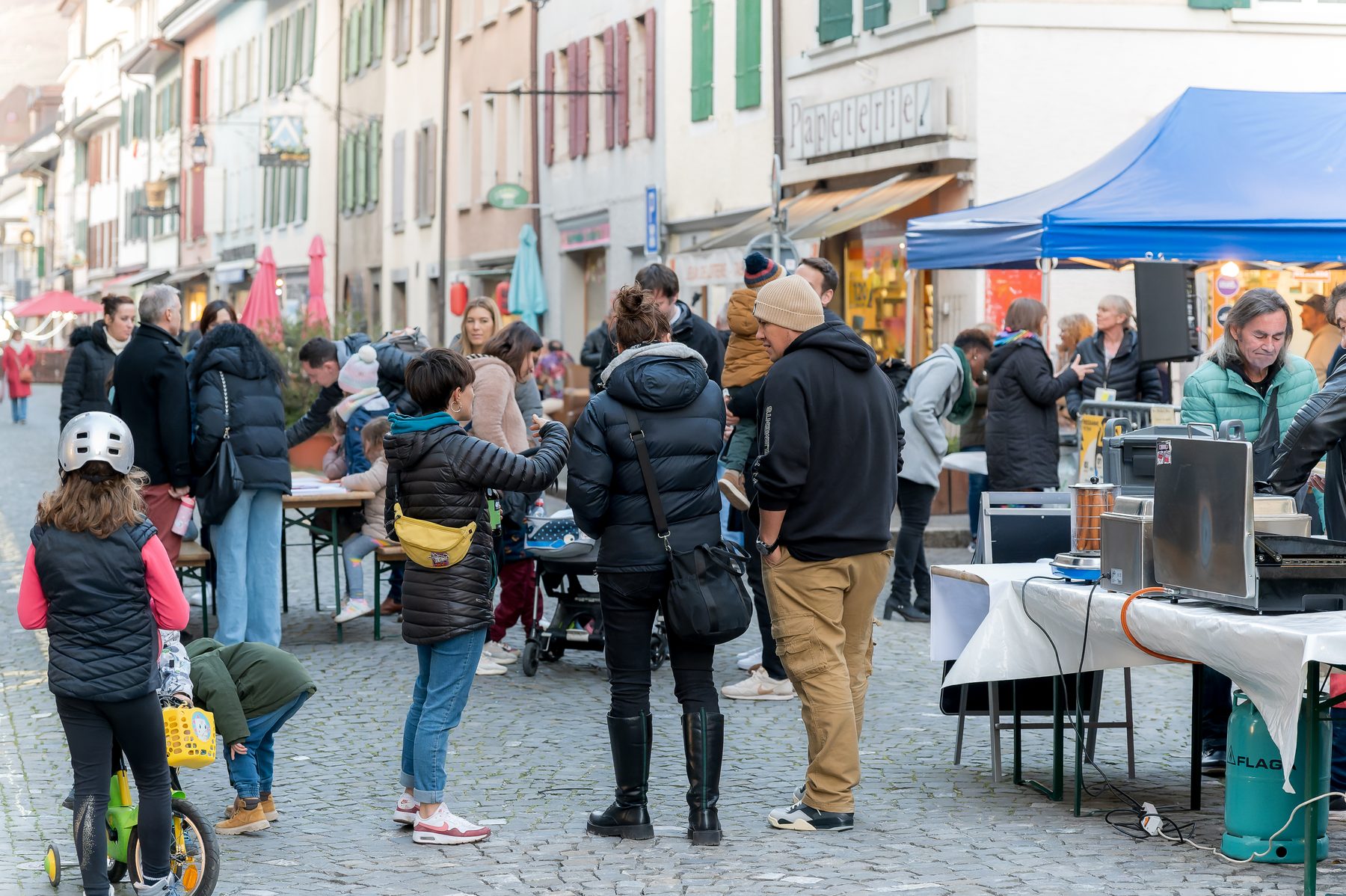 La Grand’Rue animée par les stands et les visiteurs du First Friday