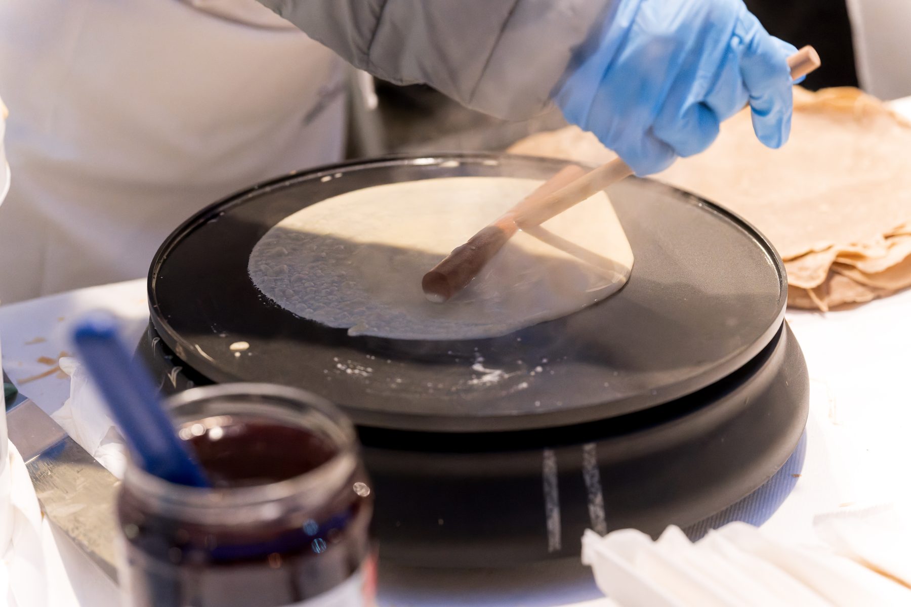 Une crêpe en préparation pendant le First Friday de février