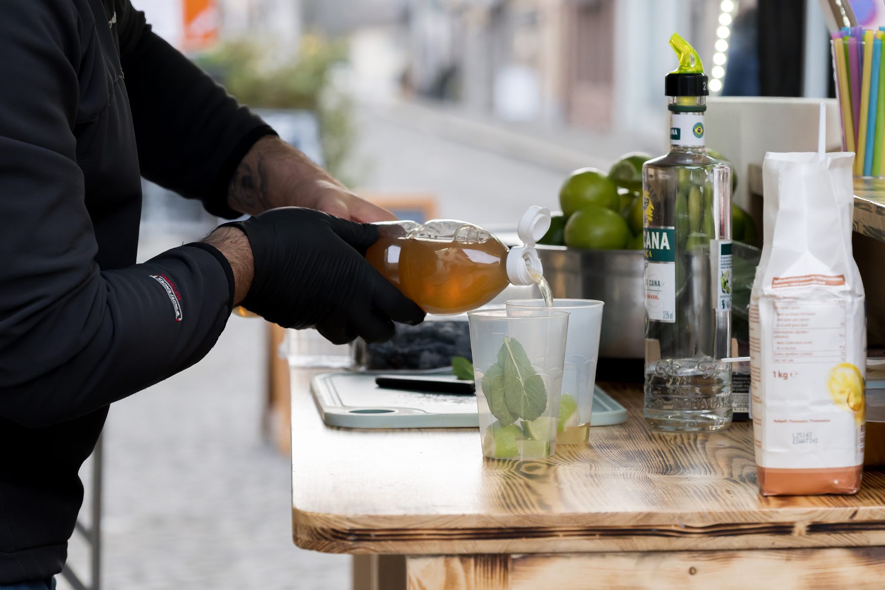 Une boisson à la menthe et au citron vert préparée pendant le First Friday